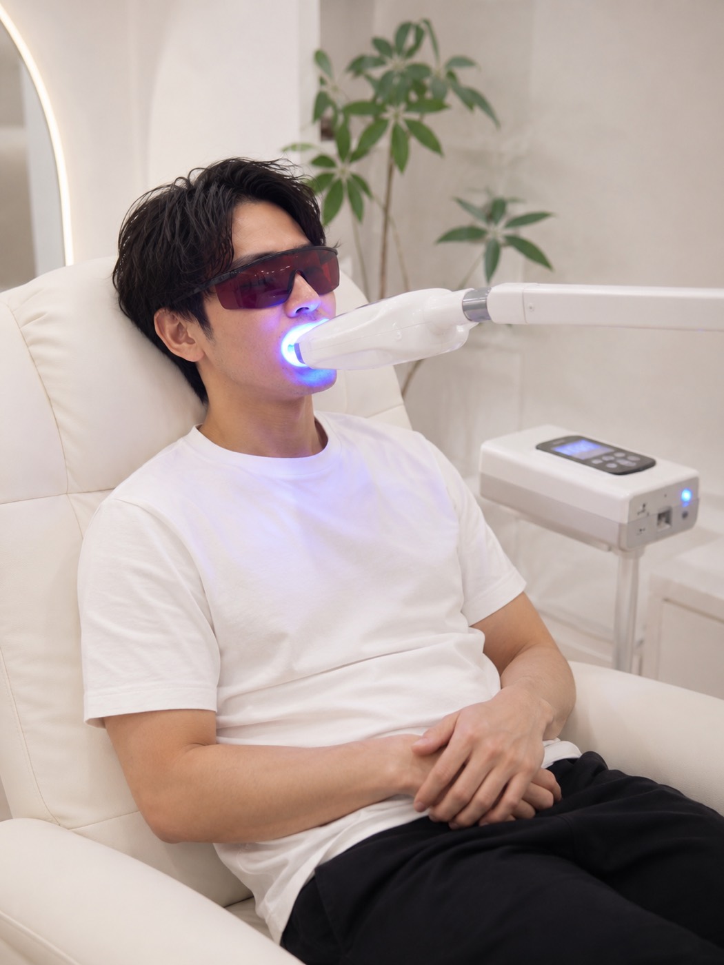 セルフホワイトニングの施術を受ける男性のイメージ