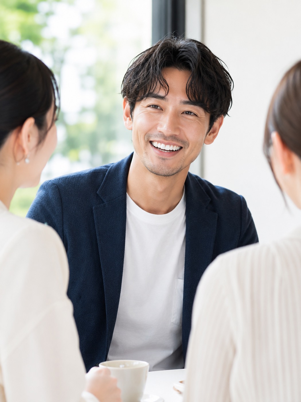 白い歯で笑う男性のイメージ